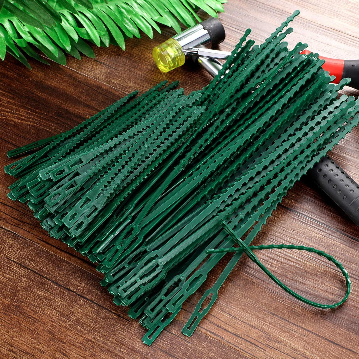WILLBOND 200 Pieces Adjustable Plant Ties Flexible Garden Plant Ties, Green Multi-Function Sturdy Garden Plant Twist Tie Plastic Garden Ties Plant Support Tree Shrub (13 and 23 cm, Cable Tie)