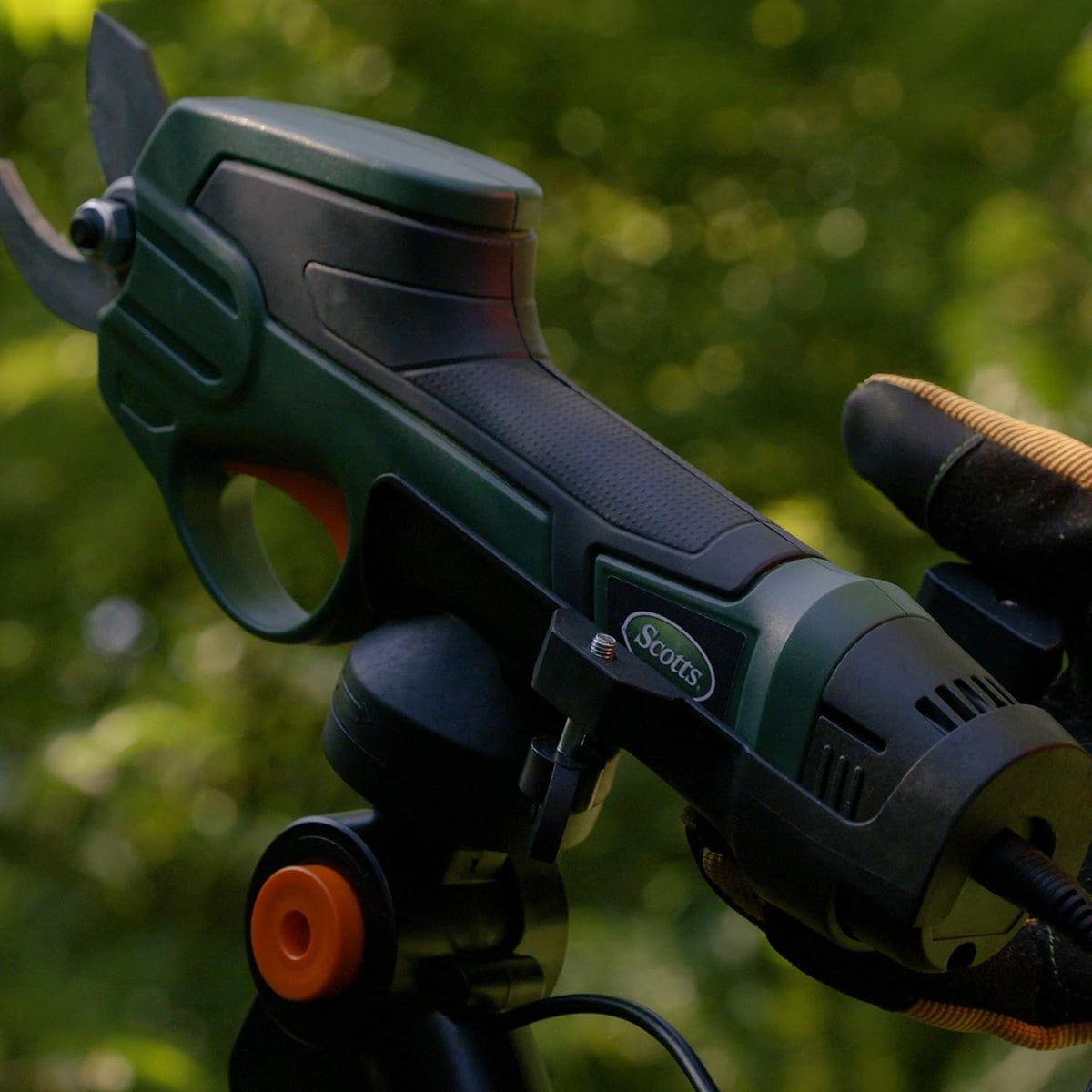 PR17216PS 7.2-Volt Cordless Power Pruner with Extension Pole