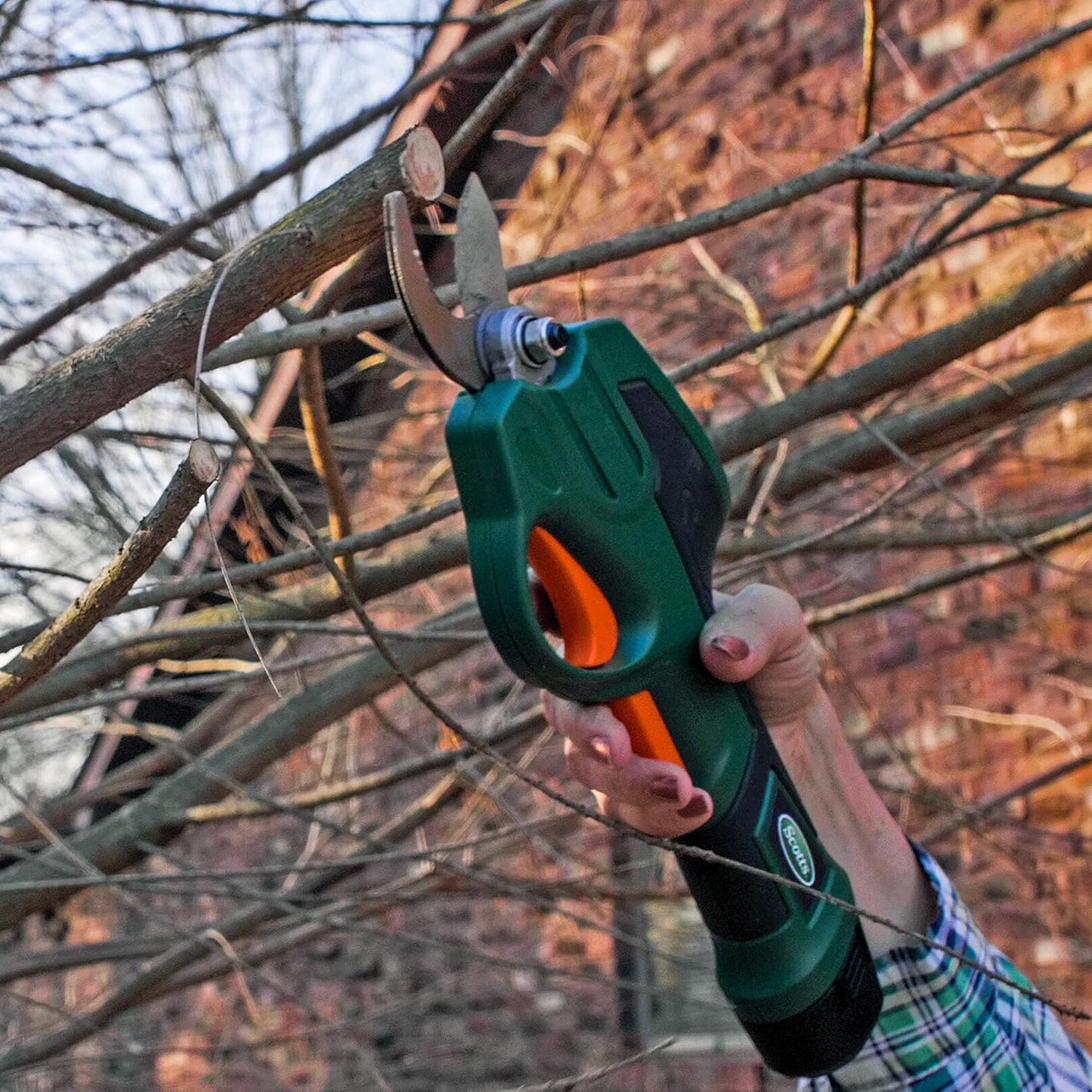 PR17216PS 7.2-Volt Cordless Power Pruner with Extension Pole