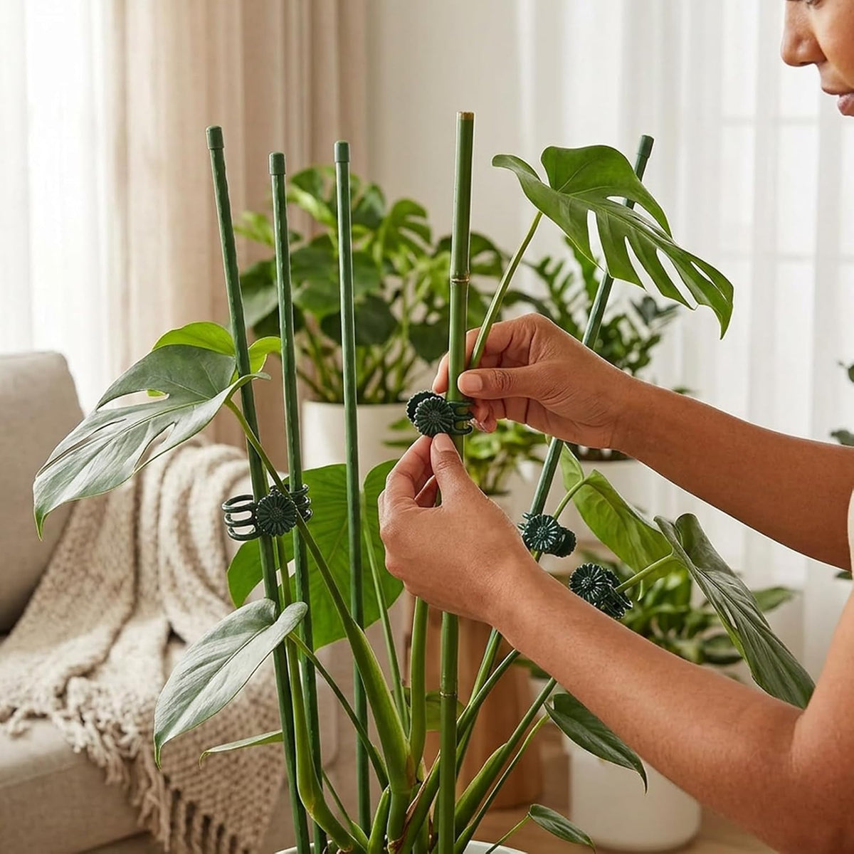 100 Pcs Plant Clips for Climbing Plants, GPlastic Plant Support Clips for Greenhouse and Balcony Gardening