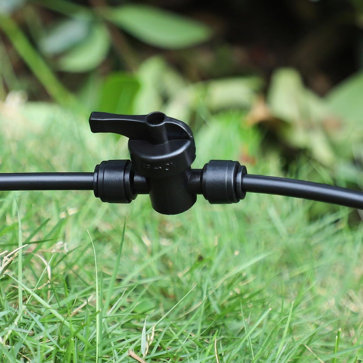 30 Pack 1/4 Inch Drip Irrigation Stakes, Plastic 1/4 Drip Irrigation Tubing Stakes for Secure Tubing Fixation, Garden Hose Support Stakes for Vegetable Flower Beds Lawn Supplies