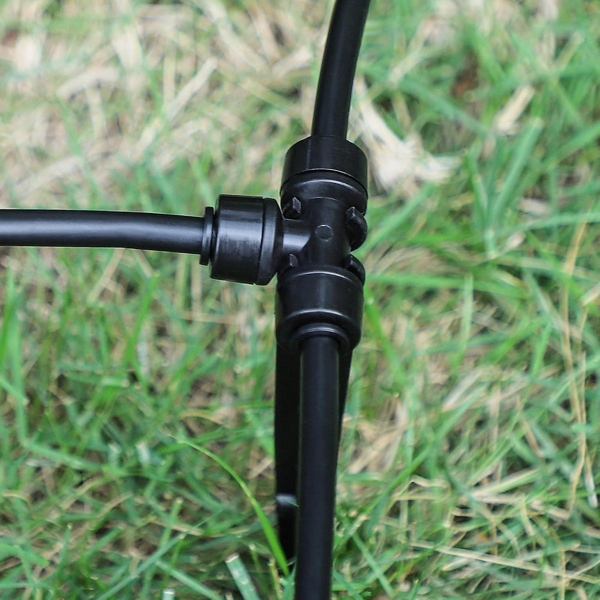 30 Pack 1/4 Inch Drip Irrigation Stakes, Plastic 1/4 Drip Irrigation Tubing Stakes for Secure Tubing Fixation, Garden Hose Support Stakes for Vegetable Flower Beds Lawn Supplies