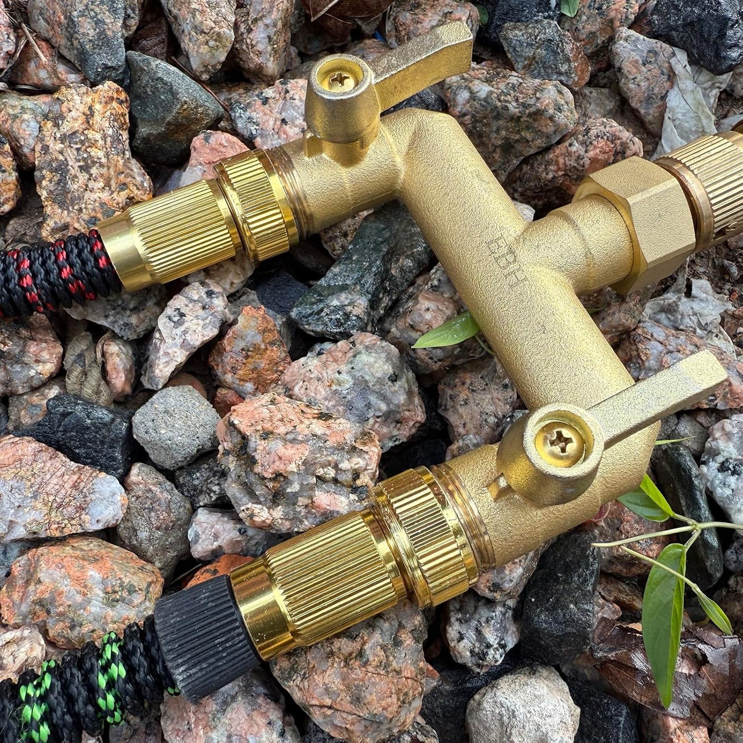 Garden Hose Splitter, Full Flow Outdoor Faucet Splitter, 2-Way High Flow Brass Heavy Duty Hose Splitter with Long Metal Handle。