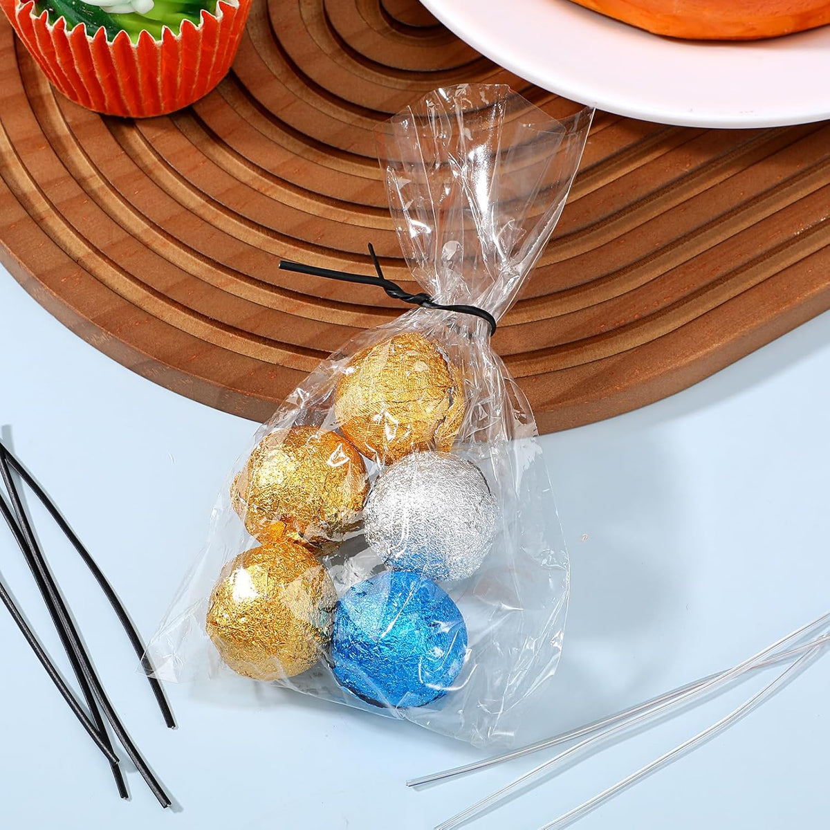 200 Pcs Twist Ties for Plastic Bags 4 inch Bag Tie Twists Reusable Plant Ties for Indoor Plants Metal Bread Tie for Plastic Coffee Bags, Gift Wrapping, Crafts, Plants (Clear and Black)