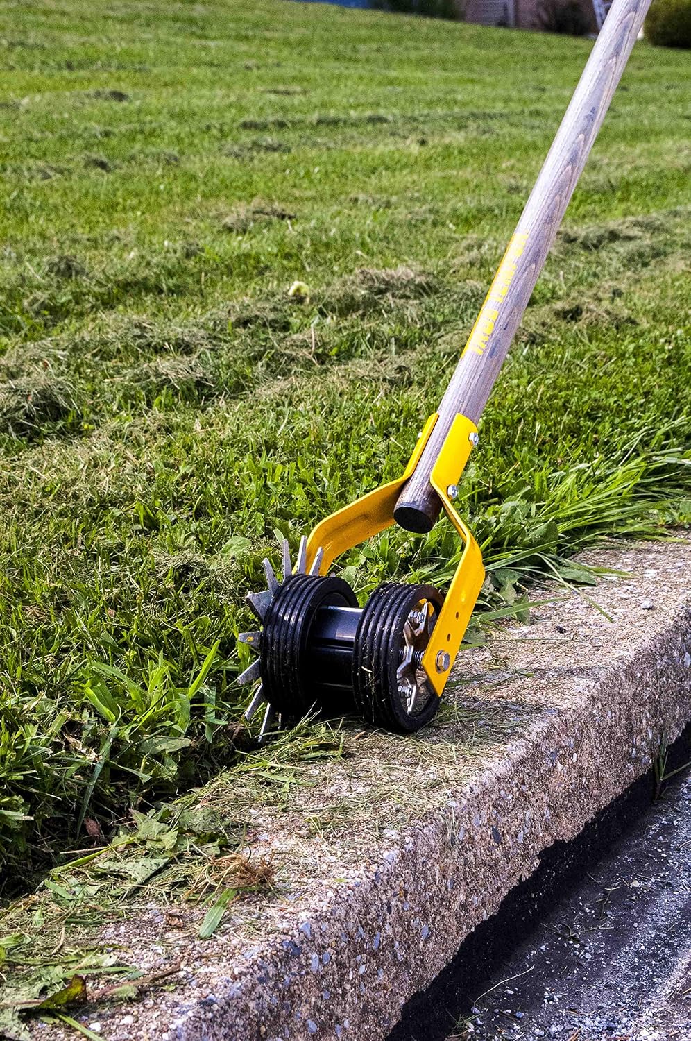 Ames Deluxe Dandelion Weeder with 36" Hardwood Handle