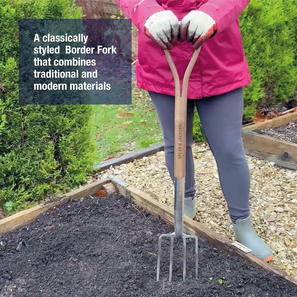 Traditional Stainless Steel Border Fork, Durable Heavy Duty Garden Tool, Ideal for Aerating Weeding and Digging, Comfortable Wooden Handle