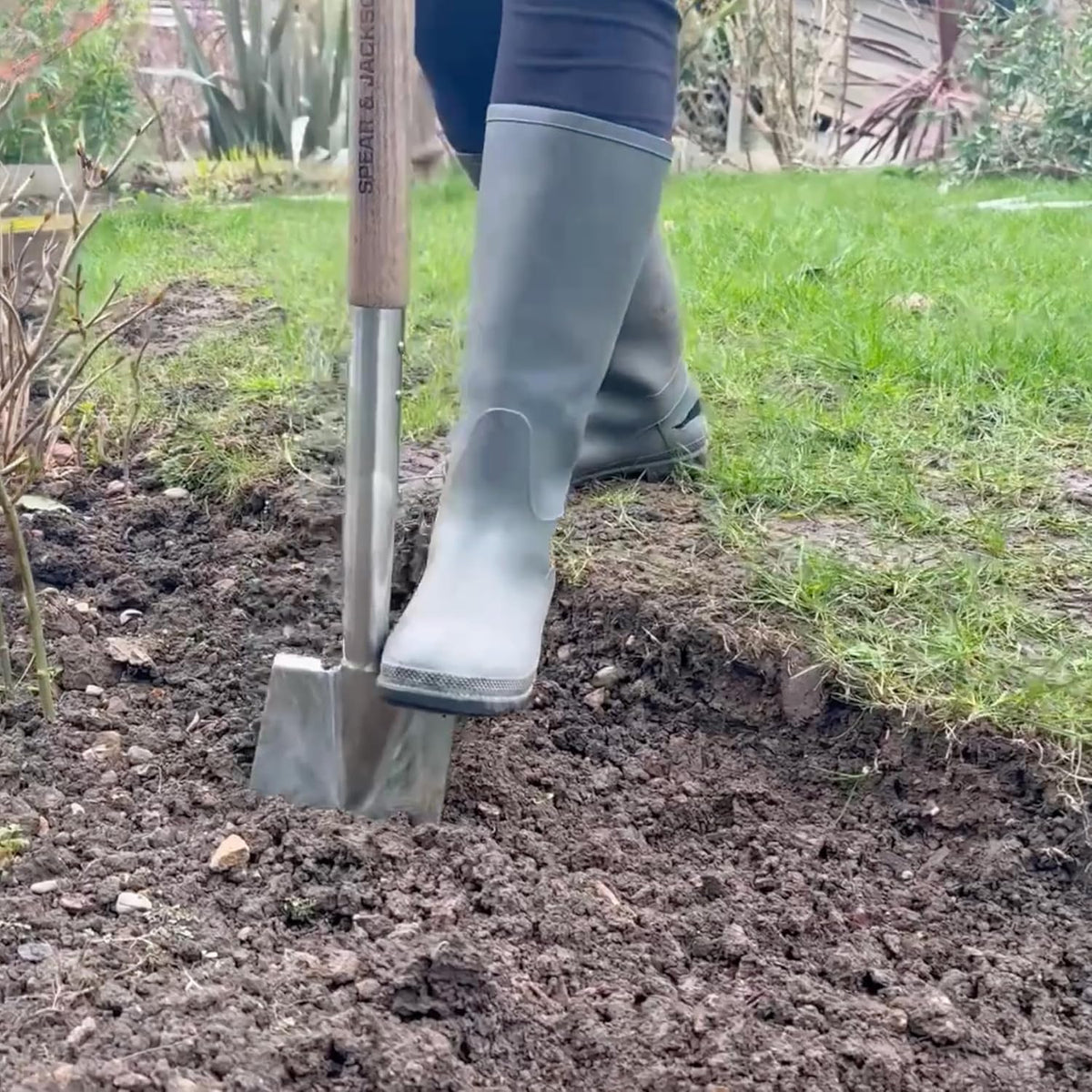 Traditional Stainless Steel Border Fork, Durable Heavy Duty Garden Tool, Ideal for Aerating Weeding and Digging, Comfortable Wooden Handle