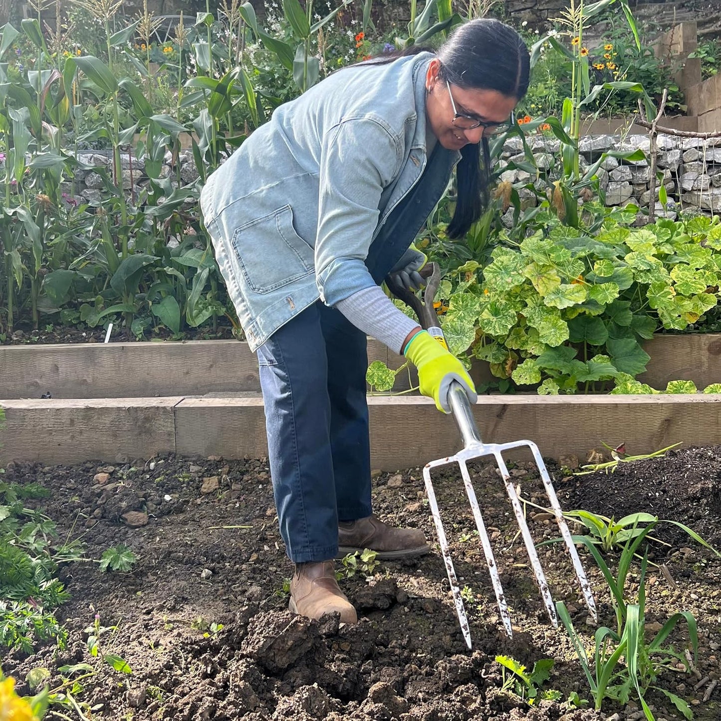 Traditional Stainless Steel Border Fork, Durable Heavy Duty Garden Tool, Ideal for Aerating Weeding and Digging, Comfortable Wooden Handle