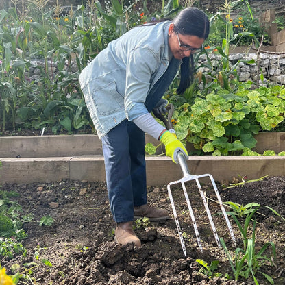 Traditional Stainless Steel Border Fork, Durable Heavy Duty Garden Tool, Ideal for Aerating Weeding and Digging, Comfortable Wooden Handle