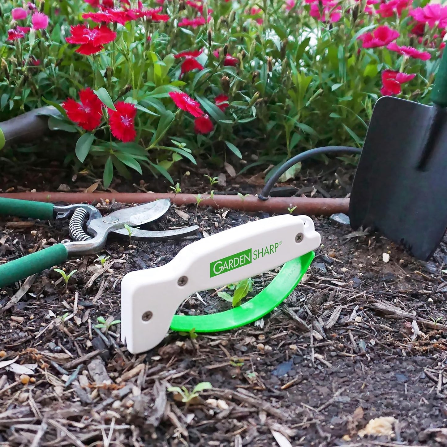 AccuSharp Garden Tool Sharpener, Diamond-Honed Tungsten Carbide Blades, Restores, Repairs, Sharpens & Hones Lawnmower Blades, Secateurs, Limb Loppers, Hoes, Shovels, and Scythes