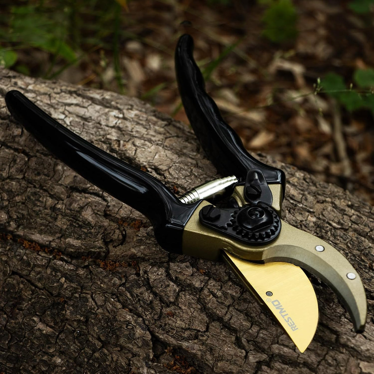 Pruning Shears, 8.6 Inch, Titanium Blade, Bypass, Black